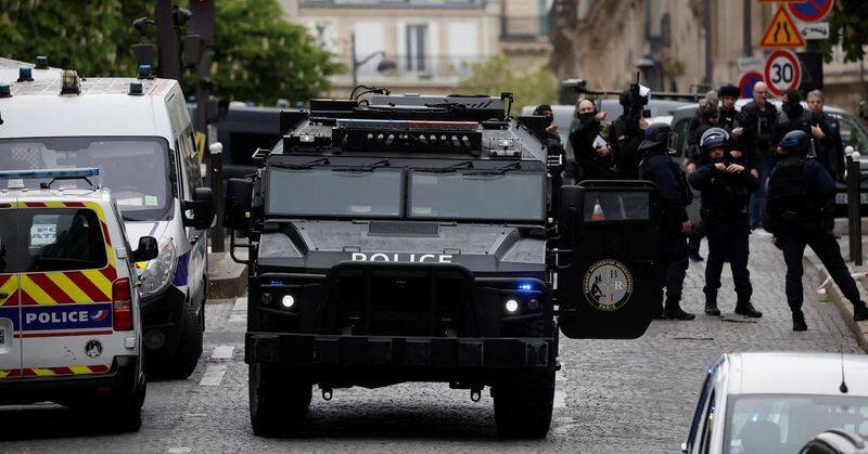 BREAKING Police cordon off Iran consulate in Paris after man threatens to blow himself up (WATCH) snt