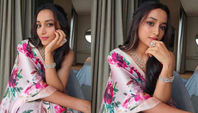 KGF heroien Srinidhi shetty flaunts in Baby pink floral saree Vin