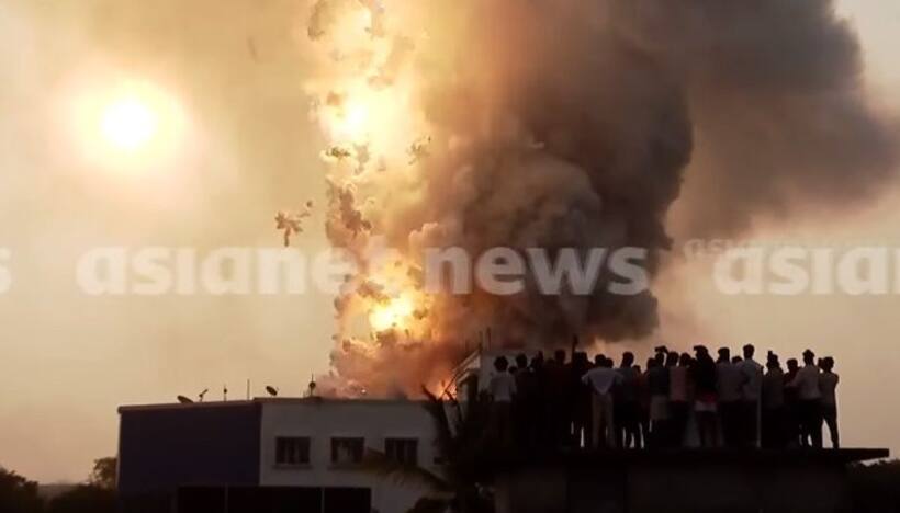 Thrissur Pooram: Paramekkavu, Thiruvambady conduct massive fireworks after 4 hour delay [WATCH]
