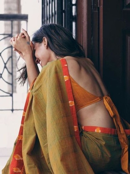 कुंवारे लड़कों को क्यों आकर्षित करती हैं शादीशुदा भाभियां