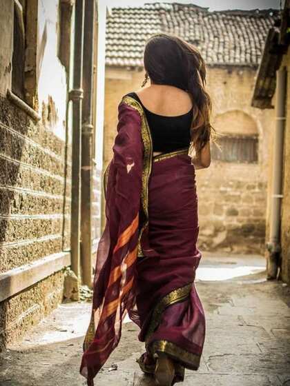 <p>शादीशुदा महिलाएं रिश्तों की कद्र करना जानती हैं। मायके और ससुराल में बैलेंस बेहतर तरीके से बनाती हैं। छोटे बड़े फैसले समझदारी से लेती हैं। ये मैच्युरिटी लड़कों को आकर्षित करती हैं। </p>

<p> </p>
