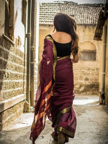 <p>शादीशुदा महिलाएं रिश्तों की कद्र करना जानती हैं। मायके और ससुराल में बैलेंस बेहतर तरीके से बनाती हैं। छोटे बड़े फैसले समझदारी से लेती हैं। ये मैच्युरिटी लड़कों को आकर्षित करती हैं। </p>

<p> </p>
