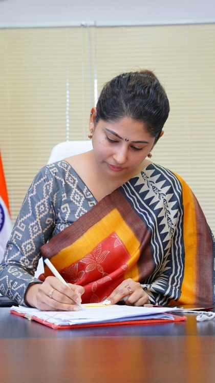 <p>IAS स्मिता सभरवाल का जन्म 1977 में पश्चिम बंगाल के दार्जिलिंग में एक बंगाली परिवार में एक सेना अधिकारी कर्नल प्रणब दास और पूरबी दास के घर हुआ था।</p>
