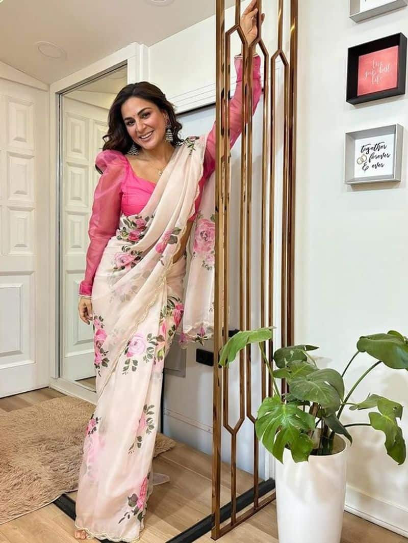 Shraddha Arya puff sleeves designer blouse image zkamn