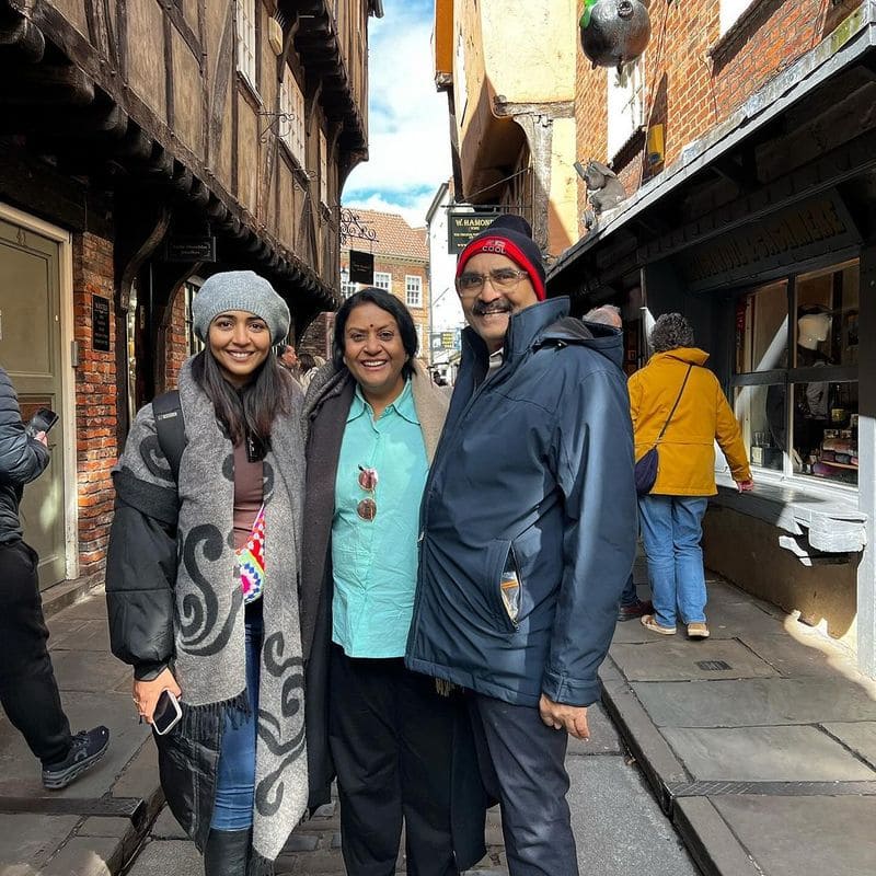 Sihi Kahi Chandru family enjoying holidays in England pav