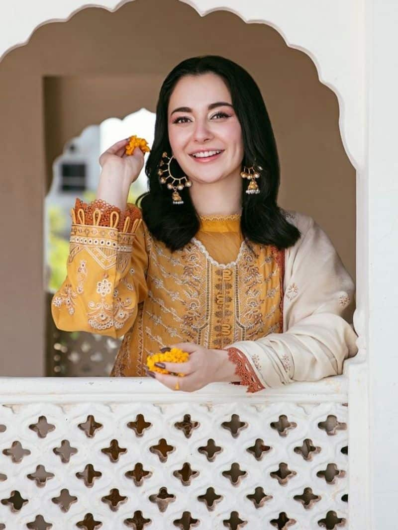 Skin care secret of Pakistani actress Hania Aamir  zkamn