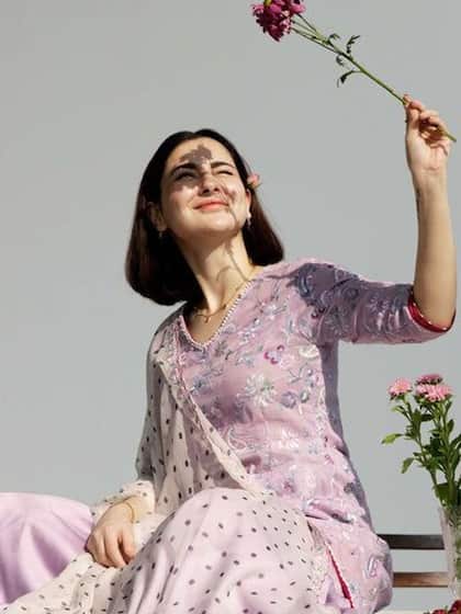 सोने से पहले  Hania Aamir मेकअप रिमूव करती हैं।