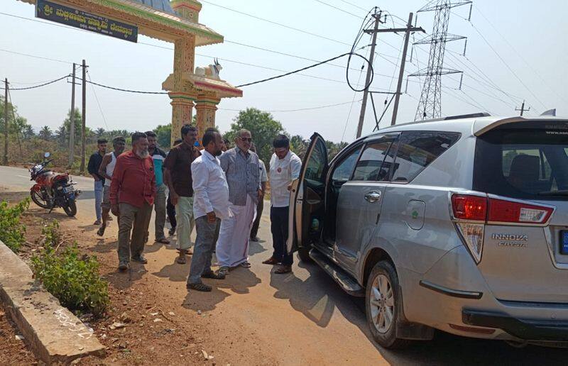 Ex Minister JC Madhuswamy Car Accident in Hemagiri at Chikkamagaluru gvd