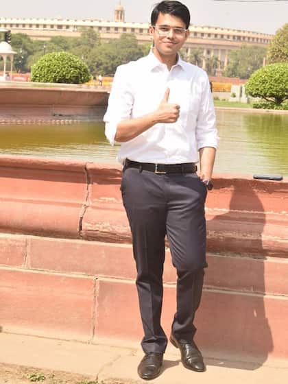 <p>यूपीएससी 2023 में 118वीं रैंक पाए सिद्धार्थ श्रीवास्तव जैसे ही इंटरव्यू बोर्ड के सामने पहुंचे। एक बोर्ड मेंबर पूछ पड़ें कि आपने कोट के दोनों बटन क्यों बंद किए हैं?</p>
