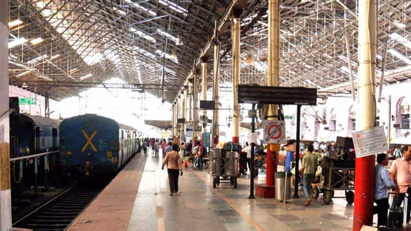 Unidentified woman s dead body found in indore Railway station mrq