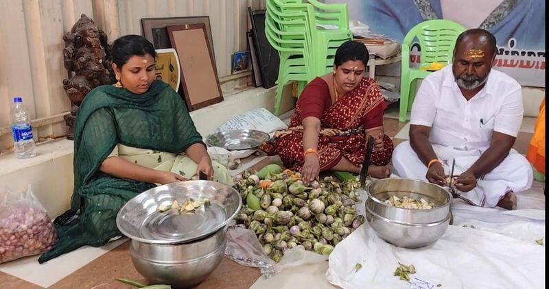 RB Udayakumar cooked food for the devotees who participated in Chitrai festival kak