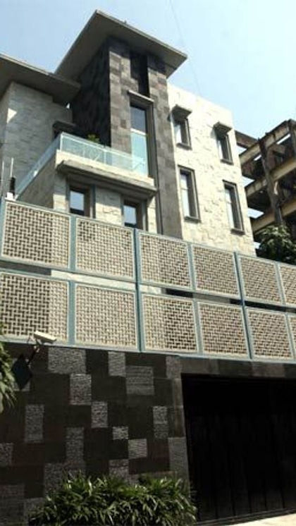 <p>सचिन तेंदुलकर का आलीशान घर मुंबई के वेस्ट बांद्रा में स्थित है। ये पॉश इलाका है। उन्होंने पुरानी हवेली को रिन्यूटे करा  बंगले का रूप दिया है जो बंगले और महल दोनों की वाइब देती है। </p>

