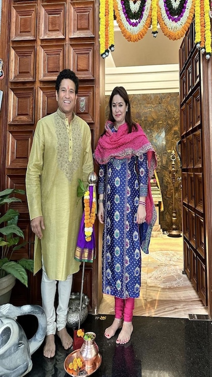 <p>सचिन तेंदुलकर का घर 6000 वर्ग फुट में फैला है। बहुमंजिला घर में दो बेसमेंट होने के साथ एक रूफटॉप है। वहीं मेन गेट पर लड़की का दरवाजा लगा है जो रॉयल वाइब देता है। </p>
