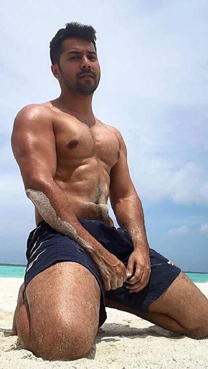 Varun Dhawan के आउटफिट्स शामिल करें summer wardrobe में