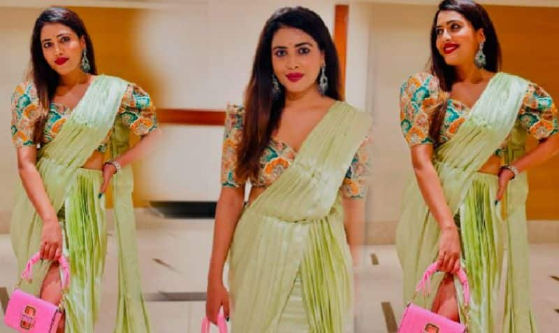 Serial Actress Sara Annaiah raises temparature in High slit saree look Vin