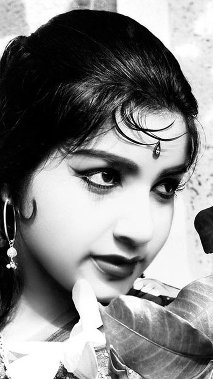 <p>बॉलीवुड से साउथ एक्टिंग से लोहा मनवाने वाली एक्ट्रेस भले दुनिया में ना हो पर मीडिया रिपोर्ट्स की मानें वह 900 करोड़ की मालकिन थीं। जिसके आगे आज की एक्ट्रेस भी कही नहीं है। </p>
