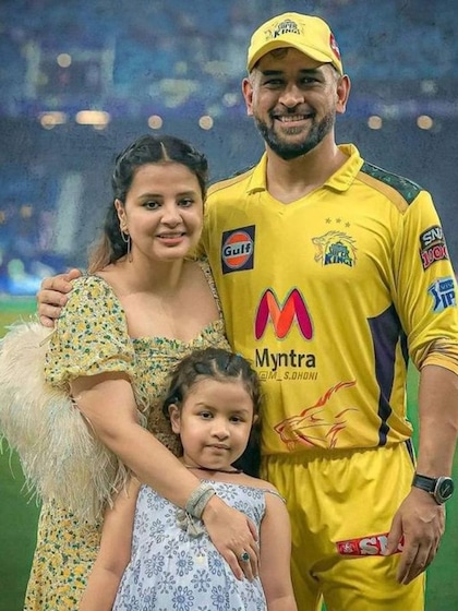 <p>रिपोर्ट के अनुसार महेंद्र सिंह धोनी की नेटवर्थ 1100 करोड़ के आसपास पहुंच चुकी है। उनका शुमार उन खिलाड़ियों में होता है जिसे बीसीसीआई सबसे ज्यादा पैसा देता है।<br />
 </p>
