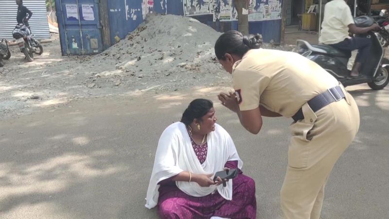 Women protest in Karaikudi demanding action against the police officer who cheated on her vel