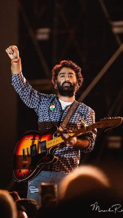 <p>अरिजीत सिंह बी टाउन के हाइस्ट पेड सिंगर हैं। वह एक गाने के लिए 10-12 लाख तो कॉन्सर्ट के लिए 1-3 करोड़ चार्ज करते हैं। उनकी नेटवर्थ 55 करोड़ रुपए से ज्यादा है। </p>
