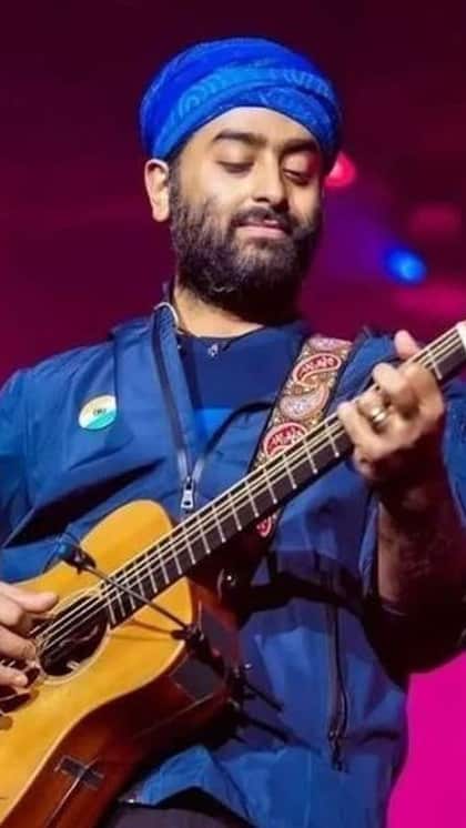<p>अरिजीत सिंह भले करोड़ों के मालिक हो लेकिन वह बिल्कुल सिंपल जिंदगी जीना पसंद करते हैं। उन्हें कई बार आम इंसानों की तरह स्कूटर से चलते हुए और डेली रुटीन वर्क करते हुए देखा गया है। </p>
