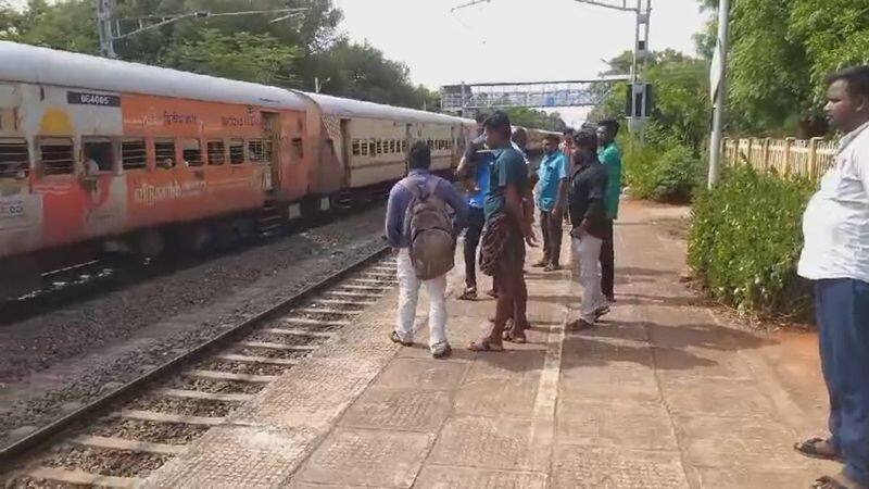 young man hanged death at pavoorchatram railway station at tenkasi district vel