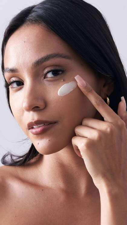 2. Makeup Primer और स्किन टोन से मैच खाता फाउंडेशन करें इस्तेमाल