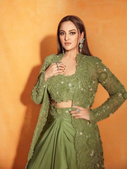 <p>हैवीवेट गर्ल्स के लिए  Shrug Blouse  परफेक्ट होता है क्योंकि इसमें वेट भी कम लगता है और आर्म्स भी पतले लगते हैं। सोनाक्षी के पास श्रग ब्लाउज के अमेजिंग कलेक्शन है।</p>
