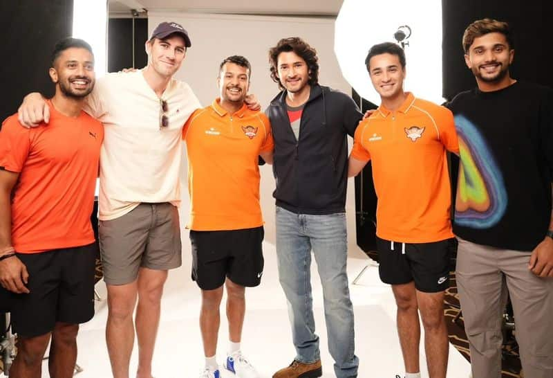 Sunrisers Hyderabad Players Meet Actor Mahesh Babu and Take pictures with him rsk