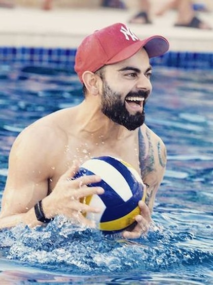 <p>विराट कोहली देश के सबसे अमीर खिलाड़ियों में एक हैं।  फैंस उनके खेल के साथ उनकी लाइफस्टाइल के भी दीवाने हैं।  चलिए जानते हैं विराट की नेटवर्थ और एक्सपेंसिव चीज़ों के बारे में। </p>
