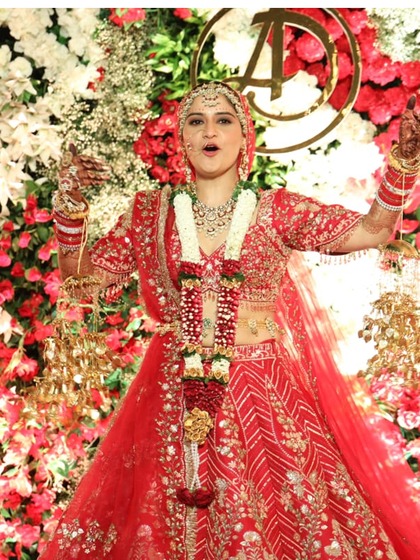 <p>आरती सिंह के रेड ब्राइडल लहंगे पर जरदोजी वर्क है। जहां पूरे लहंगे में ग्रीन वर्क किया गया है तो बीच-बीच में बूटी वर्क भी है। वहीं स्लीव्स और दुपट्टा हैवी है जो यूनिक लग रहा है।</p>
