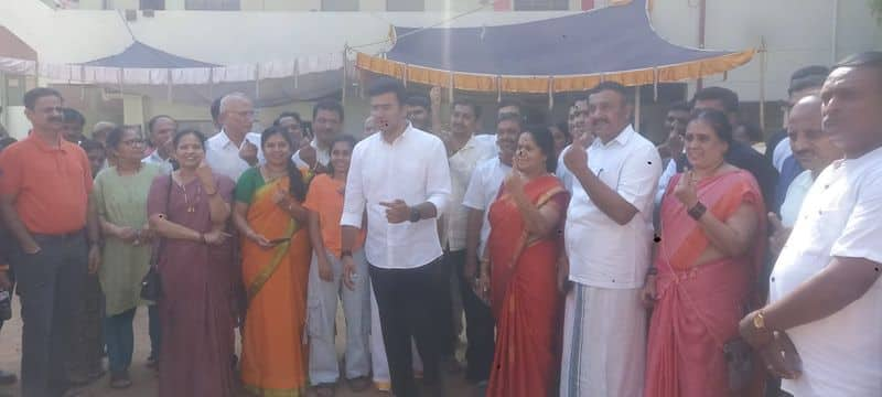 Karnataka lok sabha election 2024 Bengaluru south Constituency Tejasvi surya vs Sowmya reddy fight sat