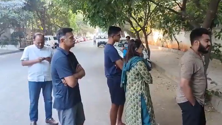 Rahul Dravid Anil Kumble Wins Hearts With His Voting Center Act video goes viral kvn