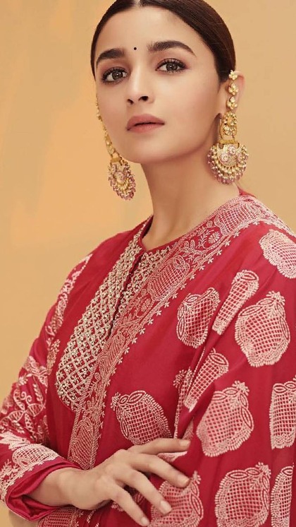 लाइट हो या हैवी, कम में मिल जाएंगी Alia Bhatt की खूबसूरत 8 ईयररिंग्स