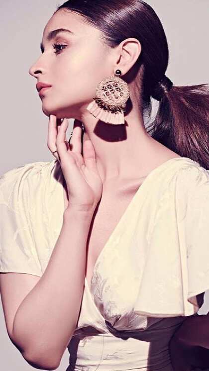 जंपसूट या ड्रेस के साथ आलिया भट्ट की तरह कैरी करें Tassel Earrings