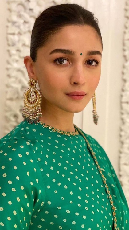 <p>बीड्स हैगिंग के साथ आलिया भट्ट की ये चांदबाली सूट और साड़ी में खूब फबेगी। आप अमेजन में 429 रुपये में ऐसी चांदबाली खरीद सकती हैं। </p>
