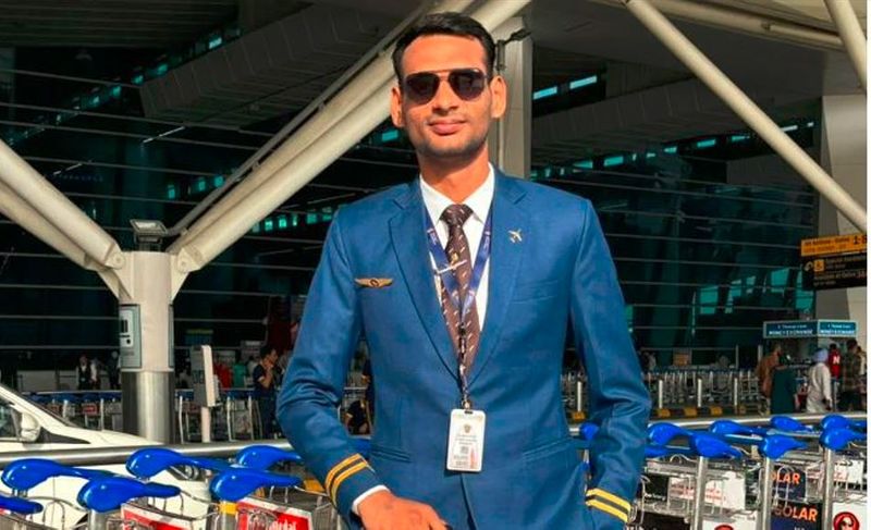 did not get a job after Aviation course a Youth Posing As Singapore Airlines Pilot at Delhi Airport to convince his family arrested akb