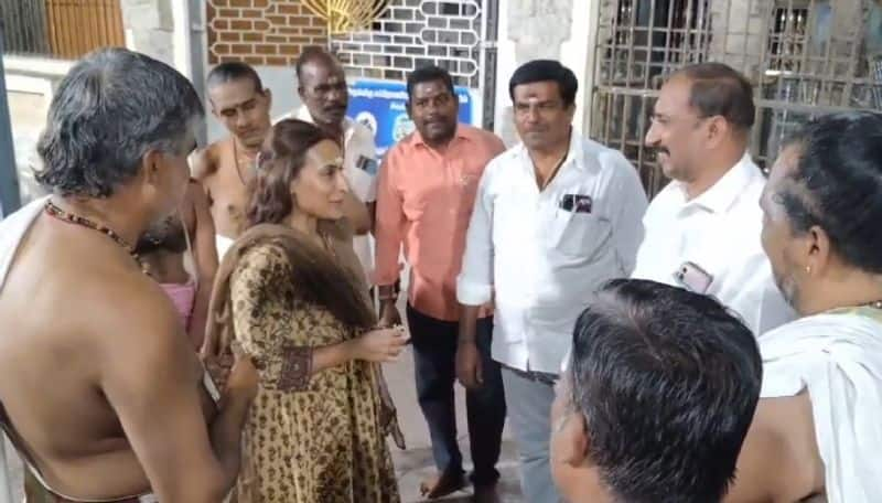 Director Aishwarya Rajinikanth Offered prayers in Thiruthani Murugan Temple ans