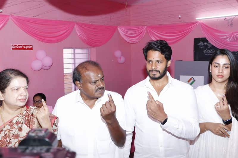 Lok Sabha elections 2024: Karnataka candidates cast their votes; See PHOTOS vkp