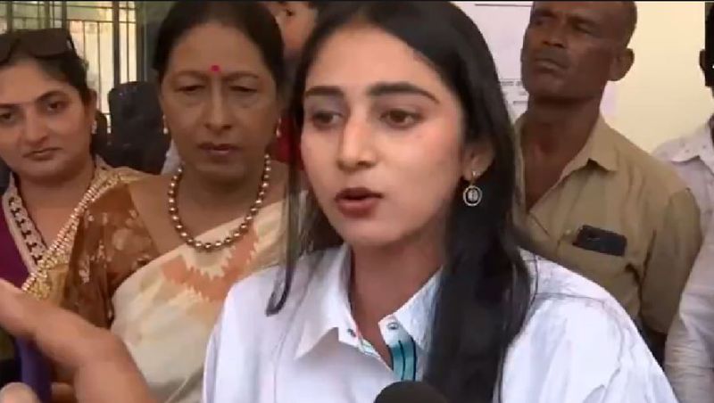 DK Shivakumar's daughter to join politics? Aisshwarya's reply after casting her vote Rya