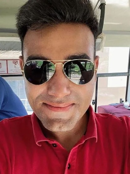 <p>हिमांशु गुप्ता ने 12 साल की उम्र स्कूल टाइम के बाद दो साल तक पिता के ठेले पर चाय बेची। बाद में परिवार बरेली के सिरौली आ गया और यहीं पर जनरल स्टोर खोला।</p>
