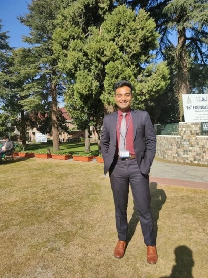 <p>हिमांशु गुप्ता के घर से स्कूल 35 किमी दूर था। वह स्कूल आने जाने के लिए 70 किलोमीटर का सफर तय करते थे।</p>
