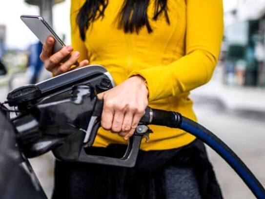 What precautions should be taken while filling oil at petrol pump? XSMN