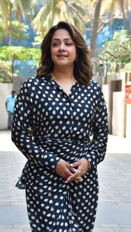 <p>साउथ एक्ट्रेस  Jyotika एक इवेंट के दौरान ब्लैक ड्रेस में व्हाइट पोल्का के साथ नज़र आई। उनकी ब्यूटी और लुक देख कोई भी फिदा हो जाए। </p>
