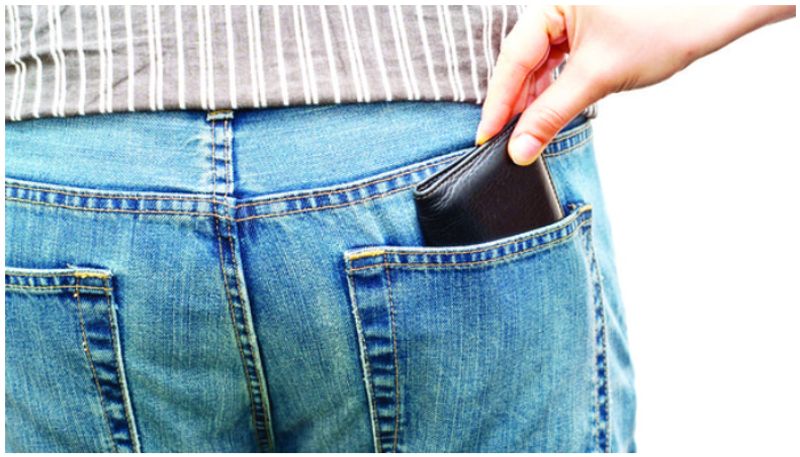 Dont keep your wallet in your back pocket while driving Sciatica syndrome chances Serious health problem