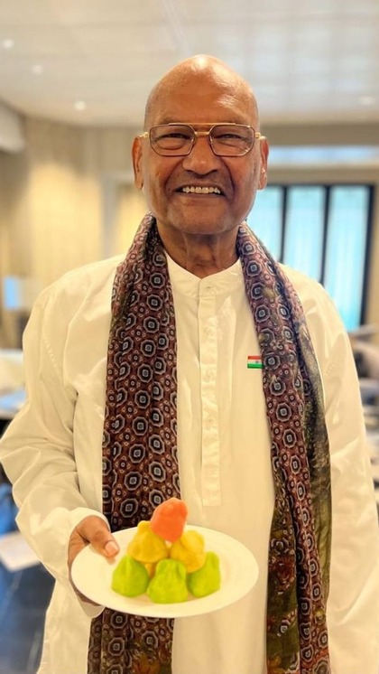 <p>आज जब पढ़े लिखे युवा बेरोजगारी का रोना रोते फिर रहे हैं, तब वेंदाता रिसोर्सेज के मालिक अनिल अग्रवाल अपने समूह की दो कंपिनयों का विलय करके सुर्खियों में हैं।  </p>

<p> </p>
