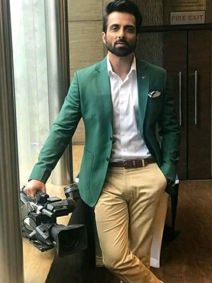 <p>मॉर्निंग में सोनू  फ्रूट्स, व्हीट फ्लेक्स, मूसली और फ्रेश फ्रूट का जूस लेते हैं। हालांकि वो वेजिटेरियन हैं लेकिन प्रोटीन के लिए 8 अंडे  का ऑमलेट खाते हैं।<br />
 </p>
