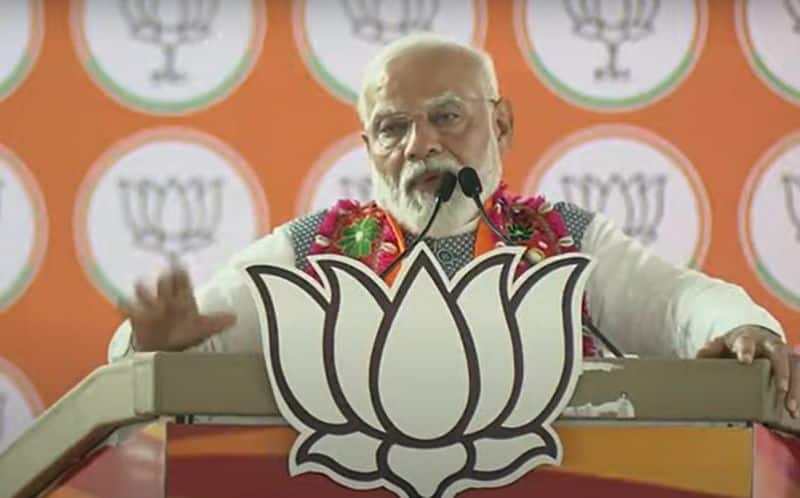 Lok Sabha Election PM Modi slams Congress at BJP Public meeting in Davanagere ckm