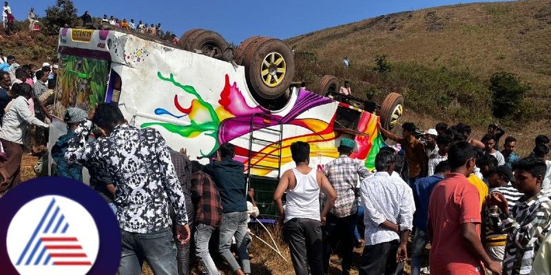 Tourist bus overturns passengers seriously injured at dattapeetha chikkamagaluru rav