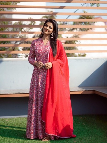 <p>Aishwarya ने लाइट शेड फ्लोरल कॉटन अनारकली कुर्ता पहना है जिसका दुपट्टा रेड कलर में है । ऐश्वर्या ने इसके साथ मैचिंग ज्वैलरी कैरी किया है जिसमें वह कूल लग रही है।</p>
