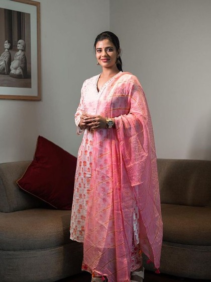 <p>ऐश्वर्या ने व्हाइट बेस का पिंक कॉटन सूट पहना है। गर्मियों के दिन में कॉटन सूट वैसे भी बहुत कंफर्टेबल होता है और लाइट शेड आंखों को ठंडक देता है।</p>
